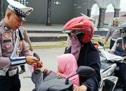 Jelang HUT ke 79 RI, Satlantas Polres Fakfak Bagikan Bendera Merah Putih Gratis