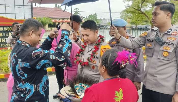AKBP Hari Sutanto Resmi Jabat Kapolres Teluk Bintuni Disambut dengan Adat dan Kehormatan