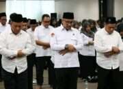Terapi Shalat Bahagia untuk Seluruh Dosen dan Guru Besar UINSA Surabaya dengan Motivasi “ Jadilah Kuda di Siang Hari dan Patung di Malam Sunyi “