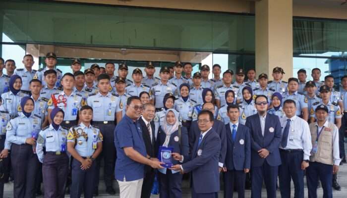Taruna-Taruni FVP UHT Antusias Ikuti Kunjungan Lapangan ke PT TPS Surabaya