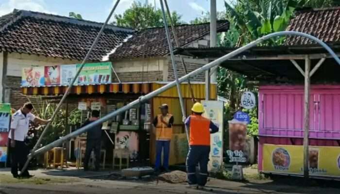 Dishub Pemkab Madiun Menata Penerangan Jalan Umum Guna Kepentingan dan Keamanan Rakyat