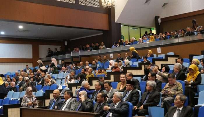 Rektor Universitas Hang Tuah Hadiri Pelantikan Rektor Baru Universitas Airlangga Periode 2025–2030