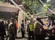 Babinsa Koramil 0830/09 Gubeng Sertu Giarto Cahyono Ikuti Komsos Bersama Tiga Pilar Patroli Pembatasan Jam Malam wilayah Kecamatan Gubeng