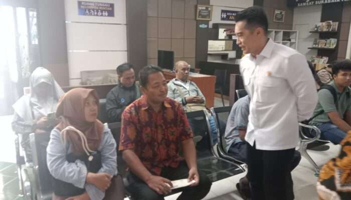 Erko Anggota Dewan DPRD Propinsi Jawa Timur Tinjau Pelayanan dan program Pembebasan Pajak Kendaraan Samsat Manyar