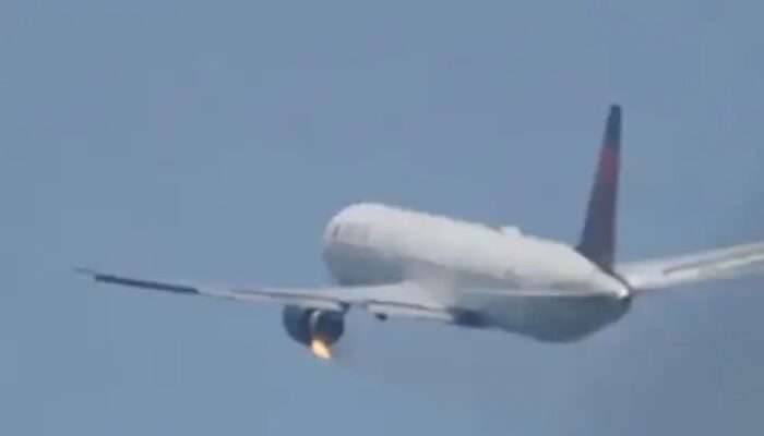 Pesawat Delta Airlines Terpaksa Mendarat Darurat Akibat Mesin Terbakar Diudara