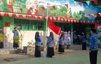 Upacara HUT ke-80 RI di SDN Klampis Ngasem III/512 Surabaya Berlangsung Khidmat