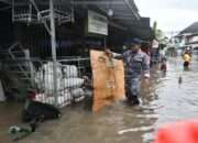Aksi Cepat Tanggap Darurat, Prajurit Lanal Denpasar Bersama Masyarakat Atasi Bencana Banjir di Kota Denpasar
