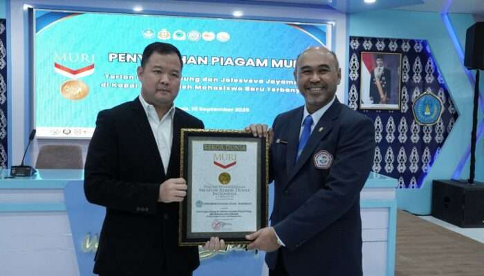 Universitas Hang Tuah Ukir Rekor MURI Lewat Aksi Kolosal Mahasiswa Baru di KRI Surabaya 591
