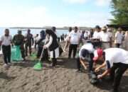 World Cleanup Day, Bupati Ipuk Bersama Ratusan Warga Bersihkan Sampah di Pantai Seranite