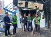 Para Driver Ojek Online Bersama Warga Surabaya Gotong Royong Memperbaiki dan Membersihkan Pos Polisi Pasca Kericuan