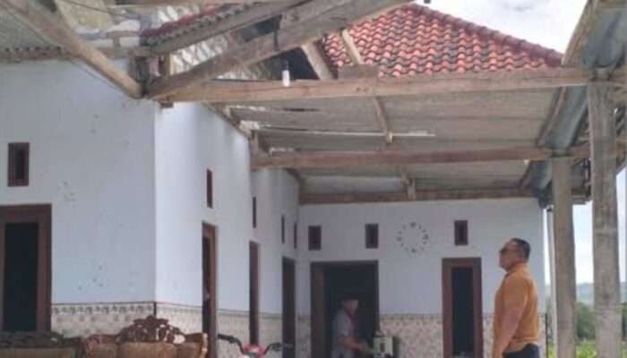 Pamekasan di Kejutkan oleh Suara Ledakan 2 Balon Udara dan Merusak Dua Rumah Warga