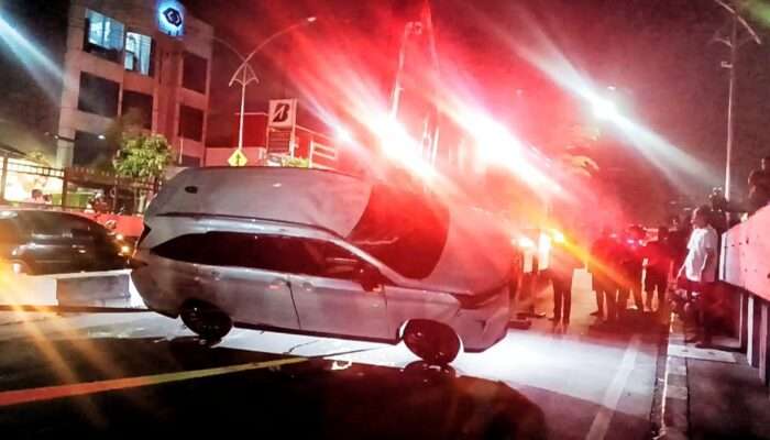 Mobil Toyota L 1953 CAJ Tabrak Pembatas Jalan Mayjen Sungkono Surabaya Terbalik, Pengemudi Selamat