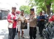 Jumat Berkah, Kapolsek Simokerto Kompol Didik Bagi-Bagi Nasi Bungkus dan Borong Dagangan Pedagang Kecil