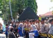 Aliansi Solidaritas Peduli Perempuan dan Anak Menggelar Aksi Unjuk Rasa di Depan Mapolresta Sampang Terkait Kekerasan Seksual Terhadap Anak