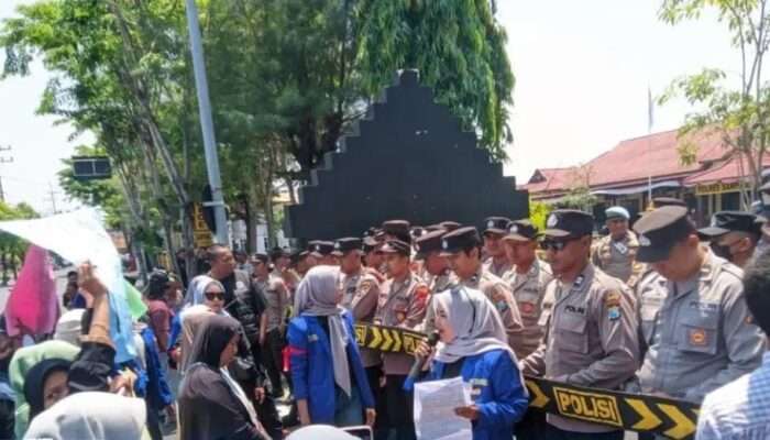Aliansi Solidaritas Peduli Perempuan dan Anak Menggelar Aksi Unjuk Rasa di Depan Mapolresta Sampang Terkait Kekerasan Seksual Terhadap Anak