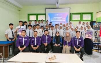 Remaja Diedukasi Bahaya Pergaulan Bebas, Mahasiswa UHT Gelar Psikoedukasi di SMPN 19 Surabaya