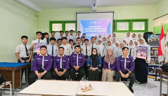Remaja Diedukasi Bahaya Pergaulan Bebas, Mahasiswa UHT Gelar Psikoedukasi di SMPN 19 Surabaya
