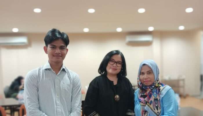 Ghifary Bersama Prof. Dr. Cita Direktur RS Soetomo Makan Bersama di Rumah Makan Padang Legenda