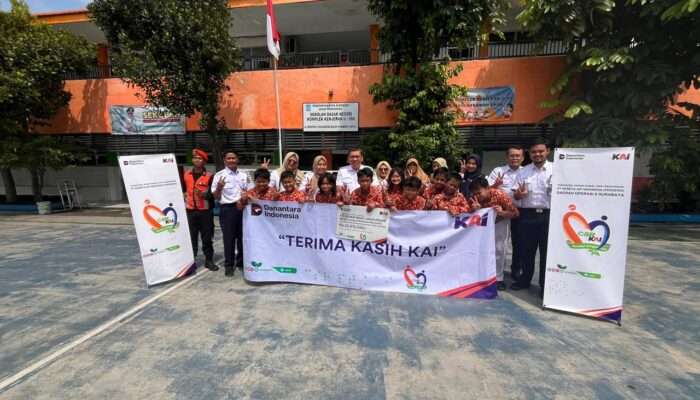 PT. KAI Serahkan Bantuan TJSL untuk Pembangunan Sarana Rumah Ibadah di SDN Komplek Kenjeran II/505 Surabaya
