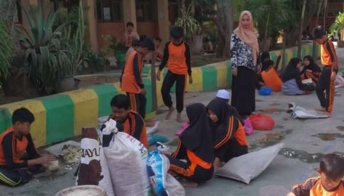 SDN Warungdowo I Ciptakan Inovasi Komdaring dan POC, Ubah Sampah Organik Jadi Produk Bernilai Jual
