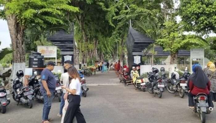 Menjelang Bulan Ramadhan TPU Ngagel Rejo Ramai para Peziarah, Begitu Pula Para Pedagang Meraup Rejeki