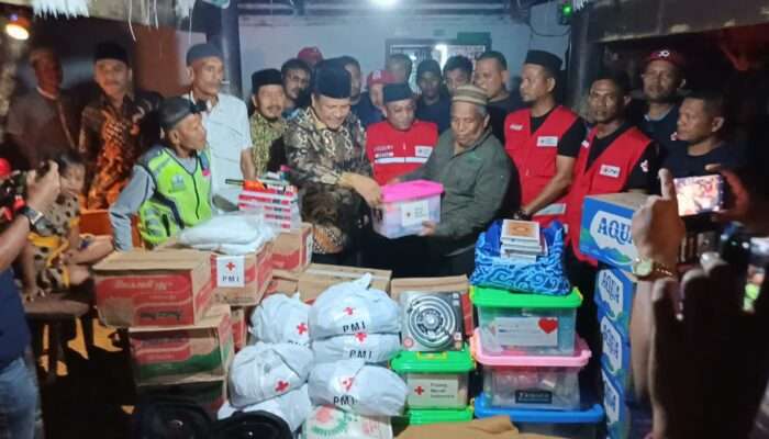 Bupati Bireuen Bersama Ketua PMI Salurkan Bantuan Kemanusiaan untuk Korban Kebakaran di Jeunieb
