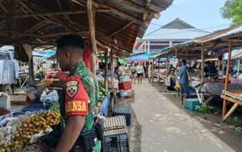 Babinsa Pratu Dendi Djami Turun Langsung Cek Harga dan Kebersihan Pasar Melolo
