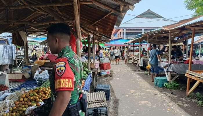 Babinsa Pratu Dendi Djami Turun Langsung Cek Harga dan Kebersihan Pasar Melolo