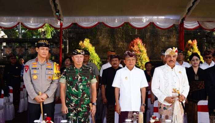 Sinergi Aparat dan Kearifan Lokal, Pangdam IX/Udayana Hadiri Gelar Agung Ribuan Pecalang se-Bali