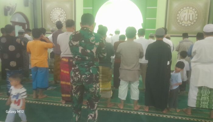 Satgas TMMD Kodim 0508/Depok Shalat Tarawih Bersama Warga Sukamaju