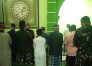 Kebersamaan di Bulan Suci, Personel TMMD Kodim Depok Shalat Bersama Masyarakat