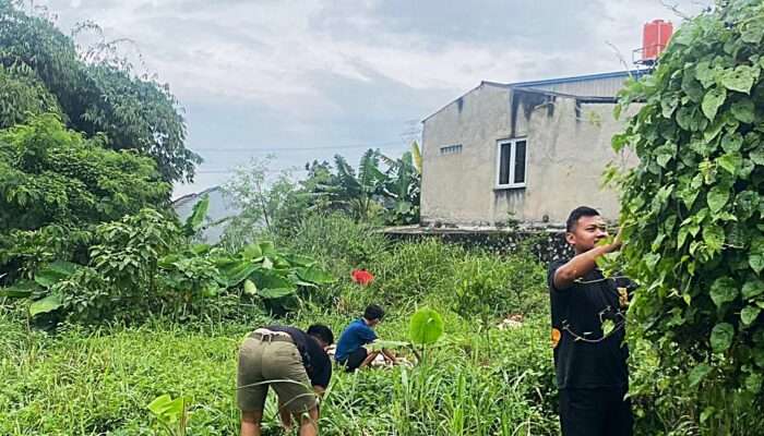 Satgas TMMD Kodim 0508/Depok Gotong Royong Bersihkan Lingkungan Warga di Tirtajaya