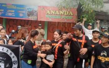 Ramadan Penuh Berkah, Bonek Sawahan Berbagi Takjil dan Santuni Anak Yatim di Dukuh Kupang