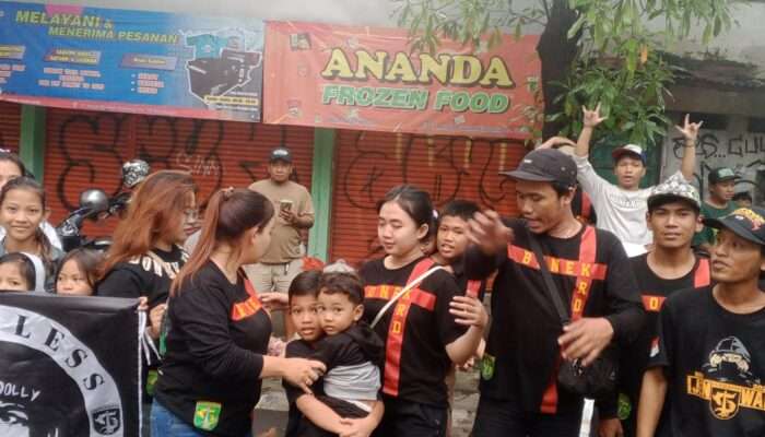 Ramadan Penuh Berkah, Bonek Sawahan Berbagi Takjil dan Santuni Anak Yatim di Dukuh Kupang