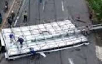 Akses Jalan Sempat Lumpuh di Jalur Taman Sidoarjo Akibat Cuaca Ekstrem Merobohkan Baliho Besar dan Ting Listrik