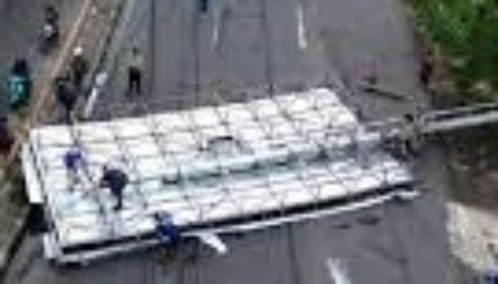 Akses Jalan Sempat Lumpuh di Jalur Taman Sidoarjo Akibat Cuaca Ekstrem Merobohkan Baliho Besar dan Ting Listrik